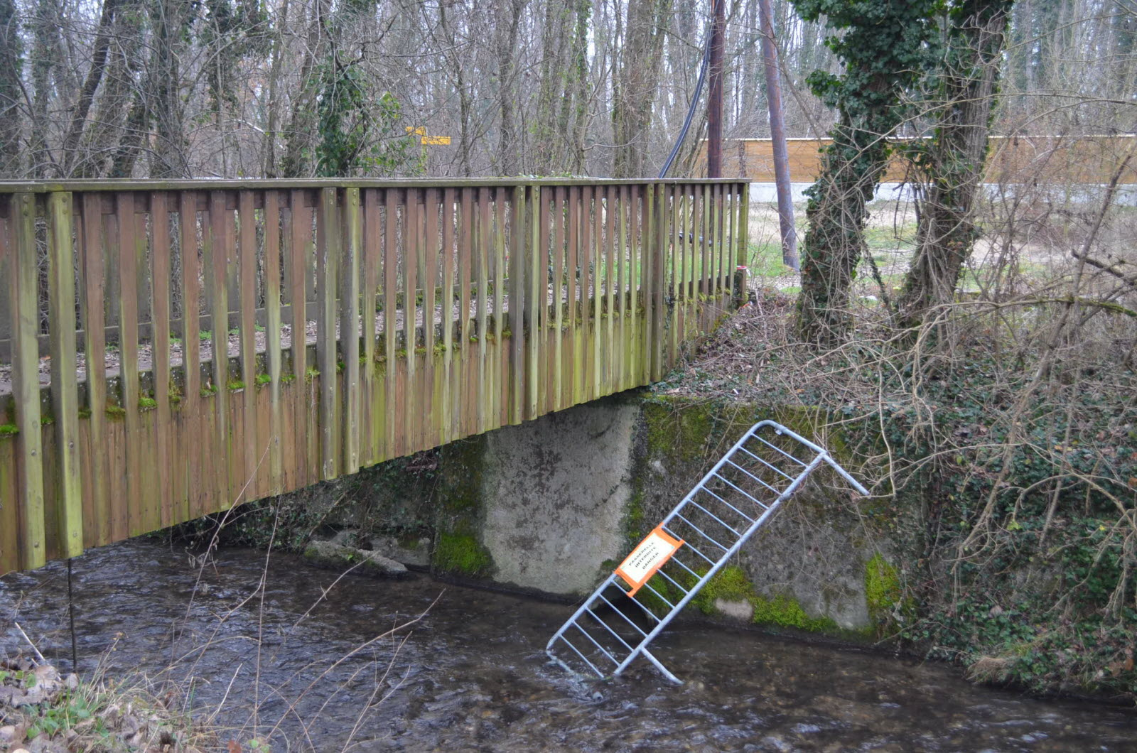 Barrières jetées dans l’eau, dégradations, les actes de vandalisme comme celui-ci sont de plus en plus nombreux dans le secteur.  Photo Le DL /Estelle MONNET